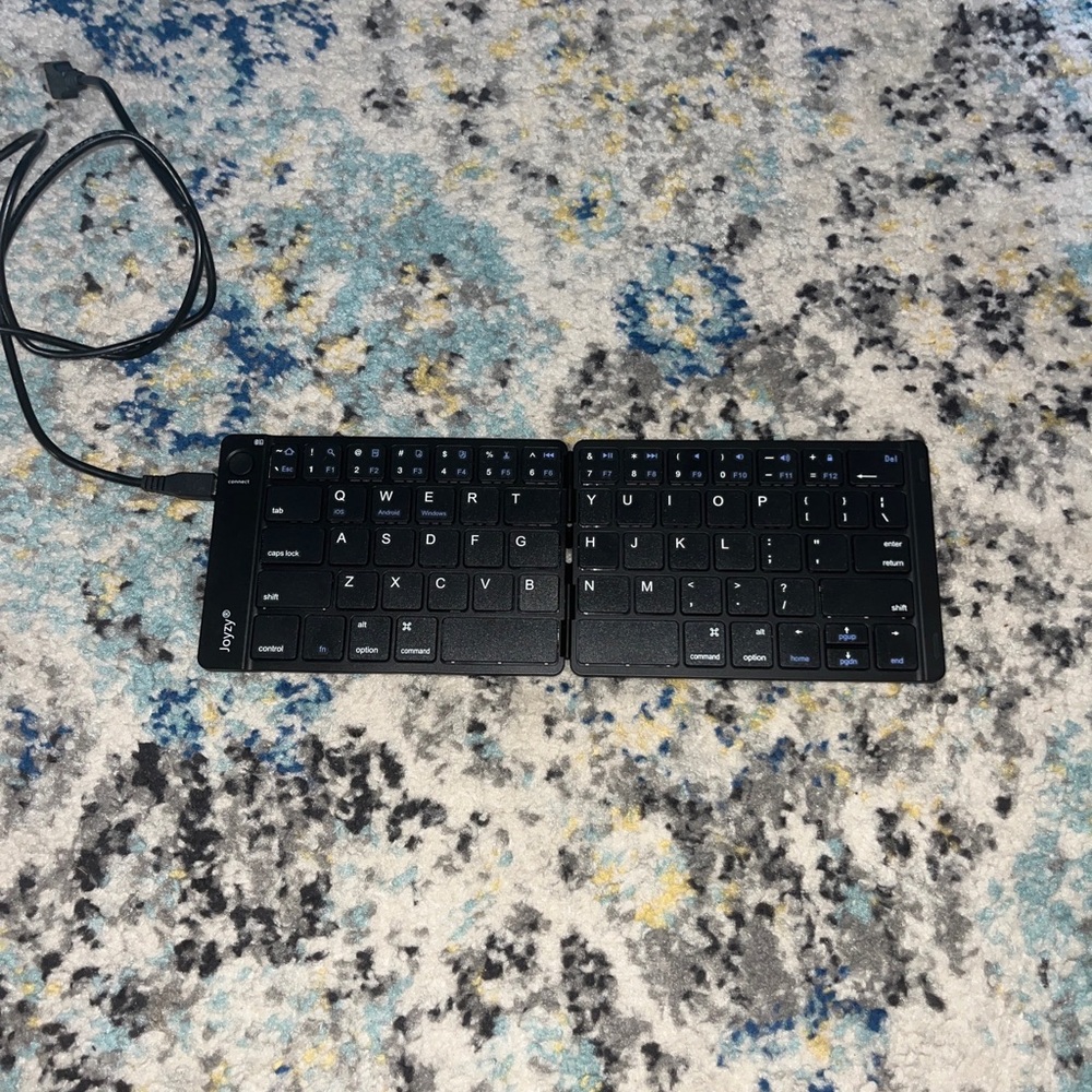 Bluetooth travel keyboard